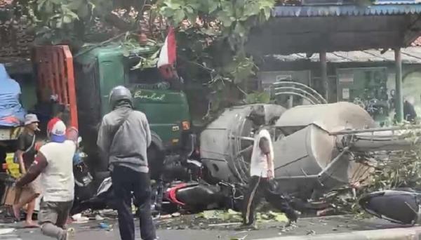 Truk Tabrak Tiang di Bekasi, 10 Orang Tewas