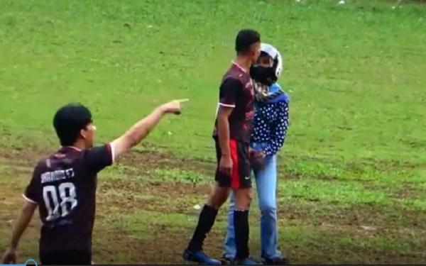 Kocak! Pemain Sepak Bola Dijemput Paksa Istrinya di Tengah Lapangan saat Pertandingan