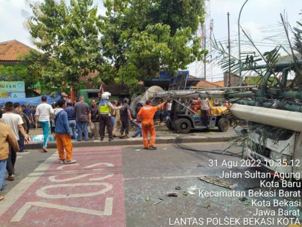 Kecelakaan Maut Truk Trailer Tabrak Tiang Listrik di Bekasi, 7 Anak SD Meninggal