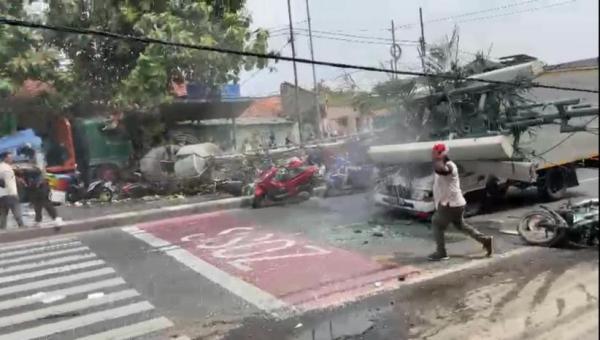 BREAKING NEWS, Truk Tabrak Tiang dan Kendaraan di Bekasi, 10 Korban Tewas