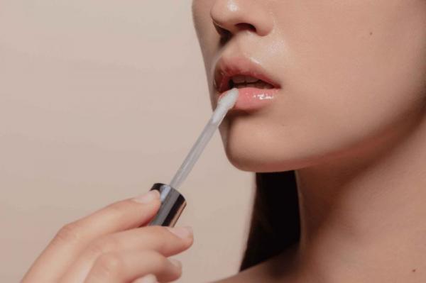 Berikut 4 Tips Pakai Lip Gloss Selain di Bibir! Salah Satunya Bisa Dijadikan Highlighter