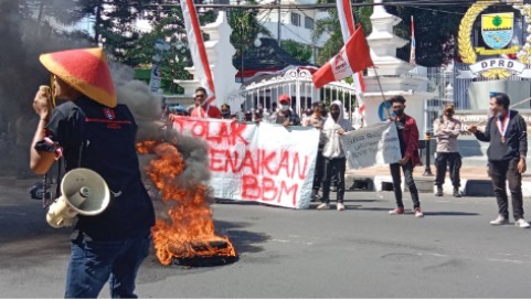 Mahasiswa Cirebon Unjuk Rasa Tolak Kenaikan Harga BBM