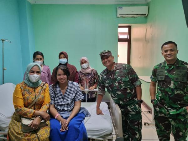 Istri Kopda Muslimin Keluar RSUP Dr. Kariadi Didampingi Ketua Persit KCK Daerah IV Diponegoro