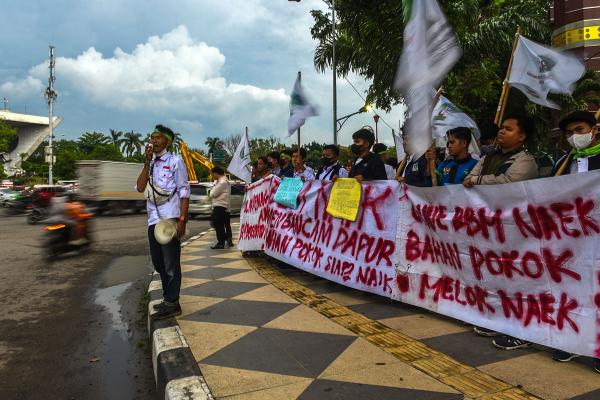 Respons Isu Kenaikan BBM, Mahasiswa di Palembang Lakukan Aksi Penolakan