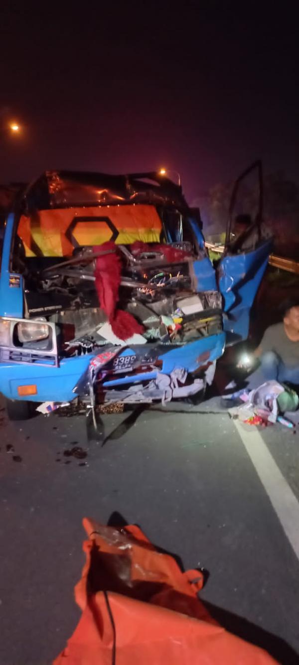 Diduga Mengantuk Mobil Pikap Tabrak Truk Tronton, 1 Penumpang Tewas