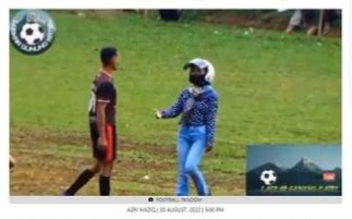 Kocak! Tak Pulang Pulang Iteung Jemput Paksa Suami di Lapangan Bola