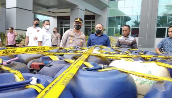 Berdasarkan Laporan Masyarakat, Polisi Tangkap 4 Penimbun BBM di Tangerang