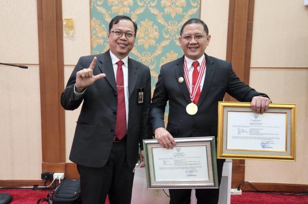 Kepala BPSDM Jatim Aries Agung Paewai Borong Dua Penghargaan di PKN-I Angkatan 53