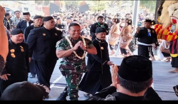Panglima Jendral TNI Andika Perkasa Hadiri Peringatan 1 Abad Terate Emas di Madiun