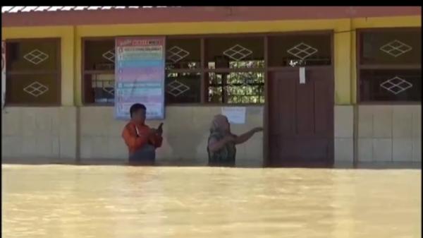 Video SDN No 206 Limbong Wara Terkepung Banjir Hingga Dada Orang Dewas