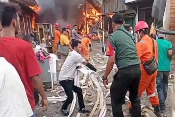 Si Jago Merah Ngamuk di Padang Lawas Utara, Belasan kios Ludes Terbakar