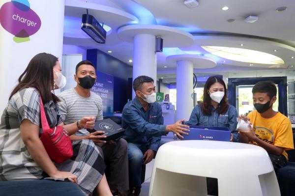 XL Axiata Beri Kejutan Pelanggan di XL Center Pemuda Surabaya