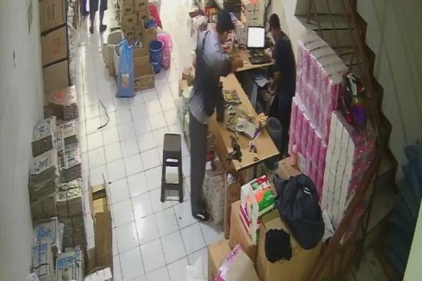Astaga! Pria Bule Gasak Uang Rp5 Juta di Kasir Toko Tangerang, Polisi Buru 2 Pelaku