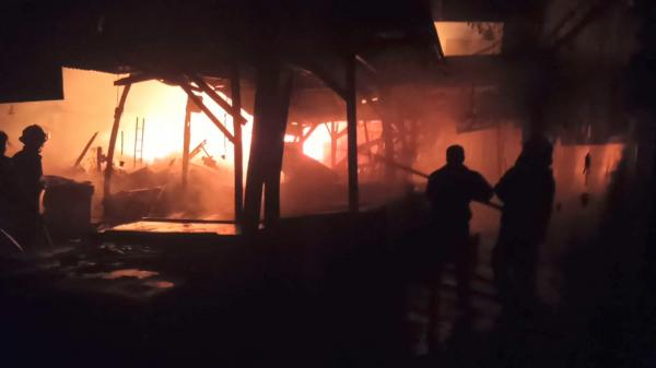 Kebakaran Hebat Terjadi di Pasar Lettu Bakri, Puluhan Kios Hangus Terbakar