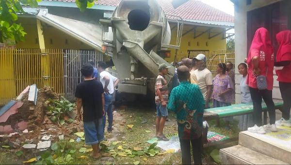 Rem Blong Truk Molen Hantam Sekolah TK Setelah Turun dari FO Dermoleng Brebes