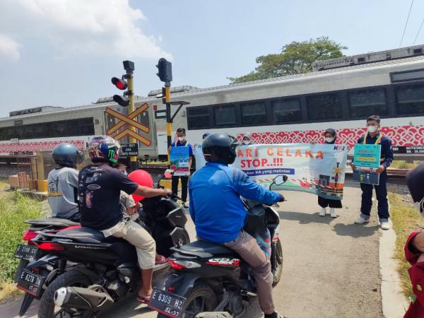KAI Gencar Sosialisasi Keselamatan di Perlintasan Sebidang Cirebon