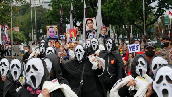 Penampakan Vampir Bertopeng Warnai Aksi Massa Tuntut Pengembalian Dana Rp10T Milik Nasabah NET89