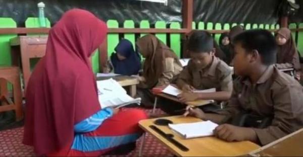 Miris! Kurang Ruang Kelas, Siswa SD di Lampung Belajar di Parkiran