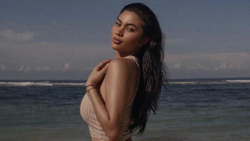 Intip Pose Seksi Eksotis Ariel Tatum di Pantai, Netizen Langsung Pusing!