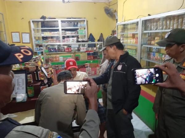 Ratusan Botol Miras Disita Satpol PP Di Warung Jamu di Wilayah Pandeglang