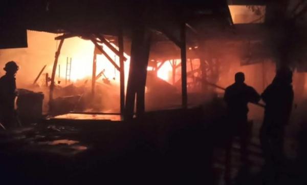 Kebakaran Pasar Lettu Bakri, Puluhan Kios Hangus 