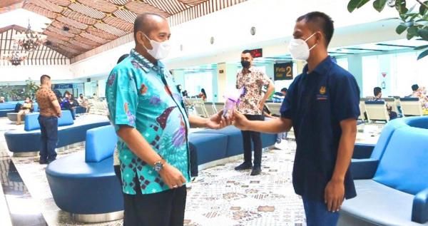 Peringati Hari Pelanggan Nasional, Bandara Adi Soemarmo Bagikan Cinderamata Pada Penumpang