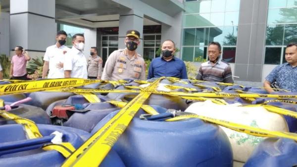 4 Orang Timbun Pertalite 2,5 Ton Ditangkap Polisi di Tangerang, Kerap Bikin Antrian Panjang