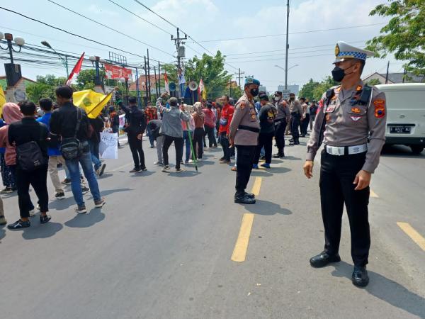 Ratusan Anggota Polres Brebes Jaga Aksi Demo Tolak Kenaikan BBM di Pantura