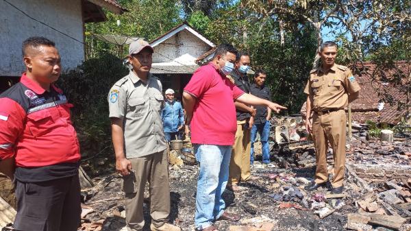 Anggota DPRD Garut Respon Cepat Kejadian Kebakaran di Singajaya