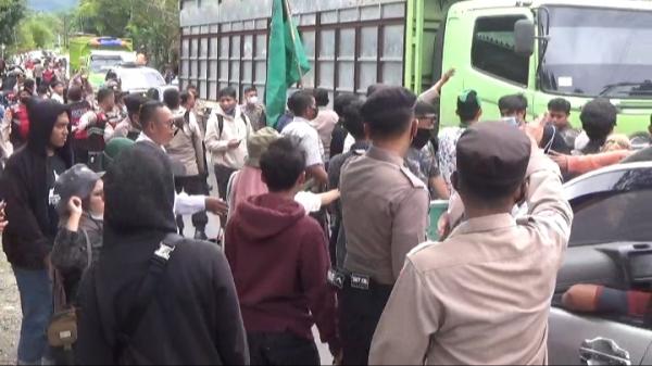 Demo BBM di Palopo Ricuh, Mahasiswa dan Polisi saling Dorong Akses Trans Sulawesi Lumpuh Total