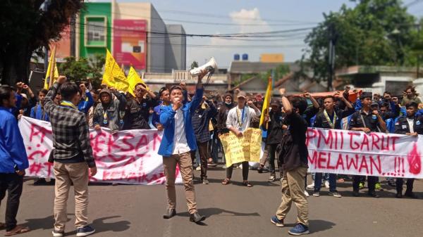 Tolak Kenaikan Harga BBM, Puluhan Mahasiswa Gelar Blokade Manusia di Jalan Patriot Garut