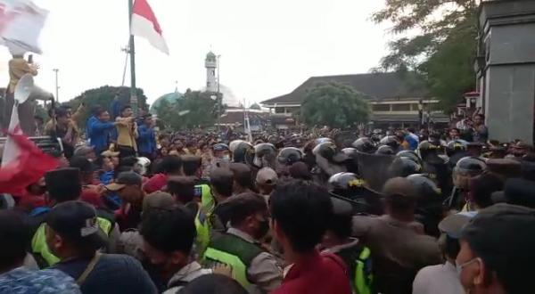Demo BBM Naik di Purwokerto, Mahasiswa dan Aparat Kepolisian Sempat Ricuh