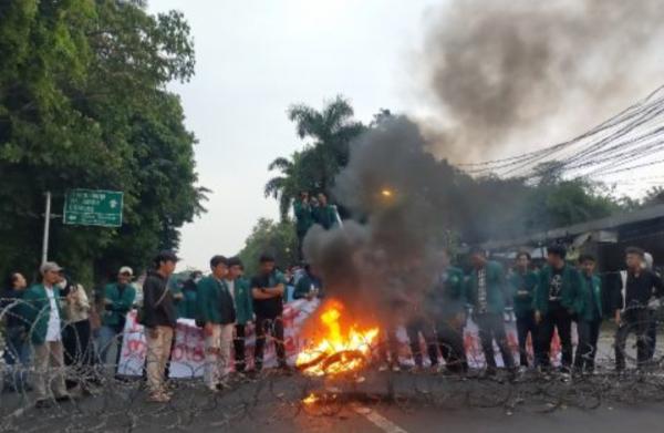 Demo Tolak  Harga BBM Naik Kian Memanas, Mahasiswa Bakar Ban Bekas Dekat Istana Bogor