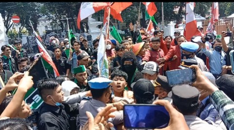 Demo Tolak Kenaikan BBM, Mahasiswa Cirebon Terlibat Aksi Saling Dorong dengan Polisi