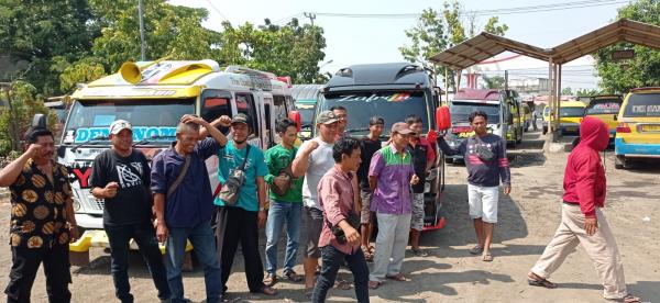 Imbas BBM Naik, Ratusan Sopir Angkutan Umum di Indramayu Mogok Operasi