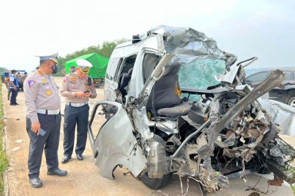 Breaking News: Minibus Seruduk Trailer di Tol Semarang-Batang, 7 Orang Tewas