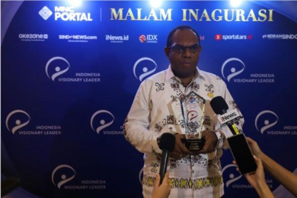Bupati Keerom Papua Raih Penghargaan Best Leadership in People Empowerment di Ajang IVL 2022