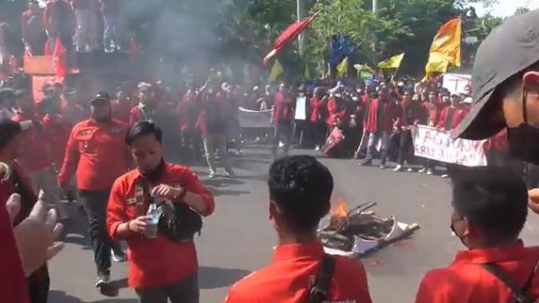 Demo Tolak Harga BBM Naik, Mahasiswa di Sidoarjo Bakar Keranda