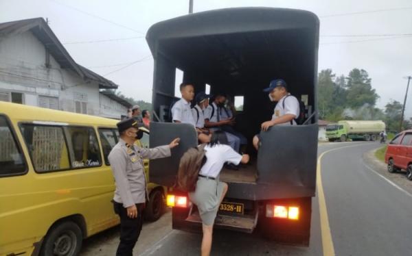 Sopir Angkot di Taput Aksi Mogok, Polisi Sediakan Truk Sabhara Bawa Pelajar ke Sekolah