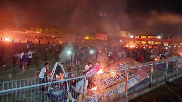 Insiden Matinya Lampu di Laga Persiraja Vs PSMS, Suporter Bakar Stadion