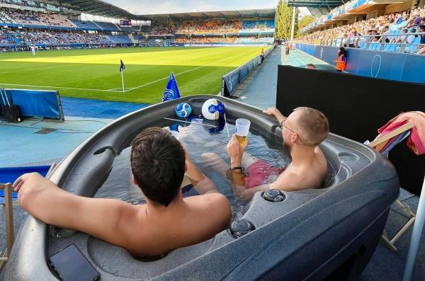 Viral Penonton Nikmati Pertandingan Liga Prancis Gunakan Jacuzzi di Stadion