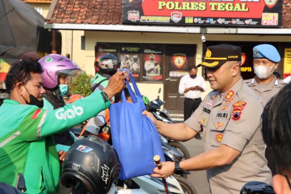 Sebanyak 240 Paket Sembako Dibagikan Polres Tegal dan Kodim 0712 Tegal Untuk Ojol