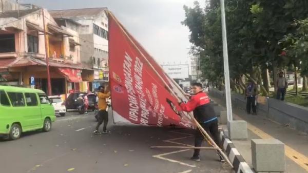 Angin Puting Beliung Masuk Kota Sukabumi, Warga Berlarian Panik