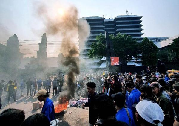 Aktivis PMII dan Buruh di Semarang Kepung Kantor Gubernur, Tuntut Kenaikan Harga BBM Dibatalkan