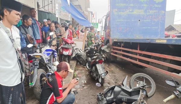 Rem Blong Truk Fuso Seruduk Belasan Motor di Pasar Gekbrong Cianjur 