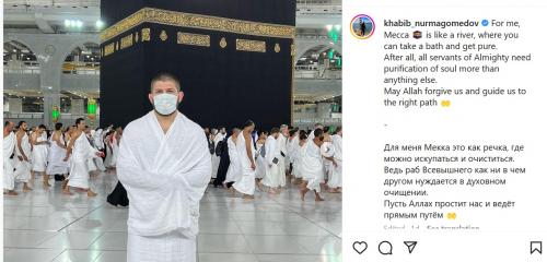 Khabib Nurmagomedov Panjatkan Doa Menyentuh di Depan Kakbah, Saat Jalankan Umrah
