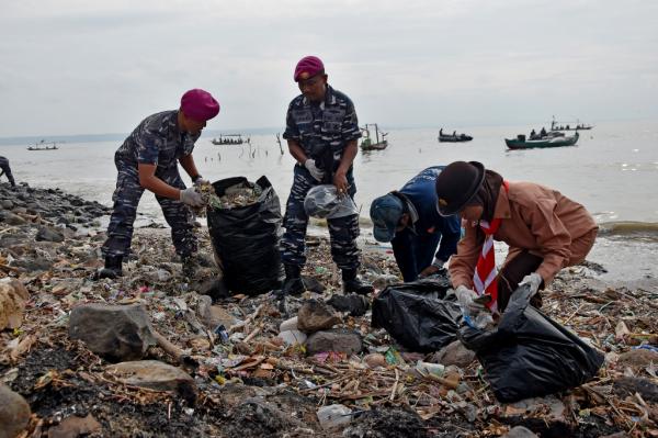 Prajurit Brigif 2 Marinir Ikuti Gerakan Nasional Laut Bersih di Kedung Cowek Surabaya