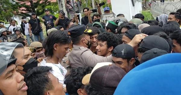Tolak Kenaikan Harga BBM, Mahasiswa dan Polisi di Bima Terlibat Adu Dorong Saat Demo
