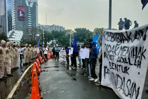 Dalam Guyuran Hujan, Mahasiswa Demonstran Kukuh Tolak Kenaikan Harga BBM