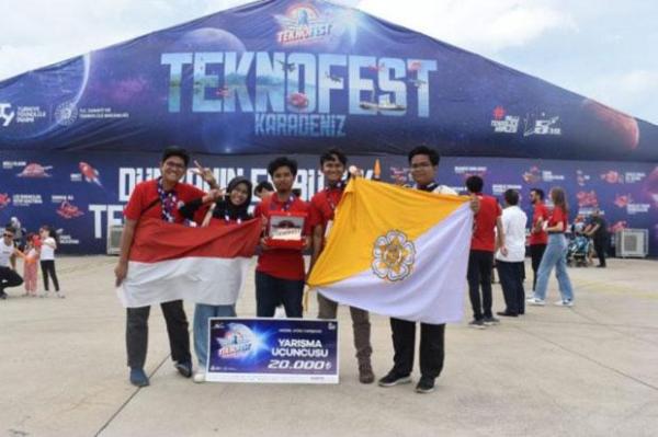 Bravo! UGM Sabet Juara III Kompetisi Model Satelit di Turki